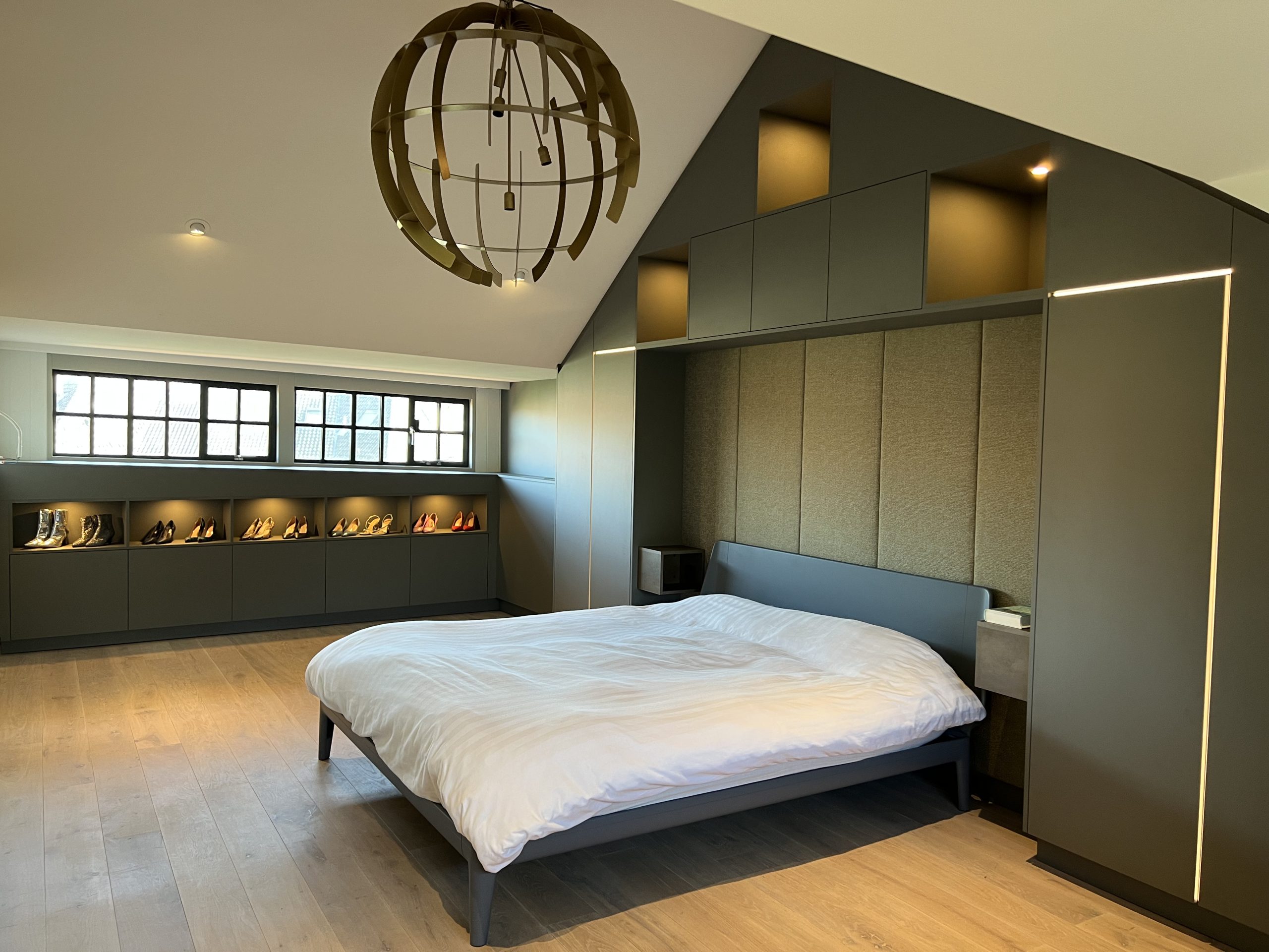Luxe slaapkamer op maat met geïntegreerde kastenwand
