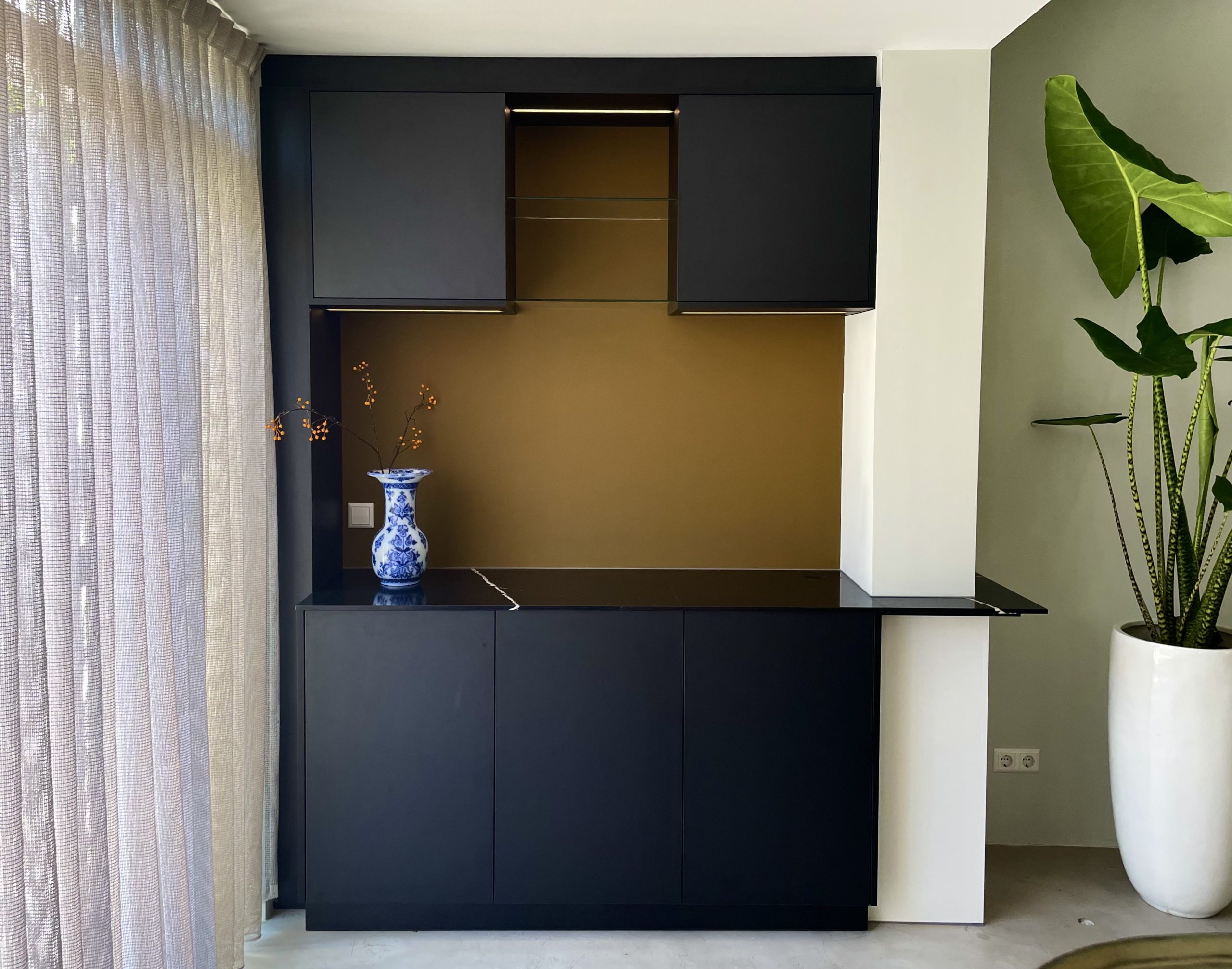 Vooraanzicht van luxe servieskast met glazen schappen